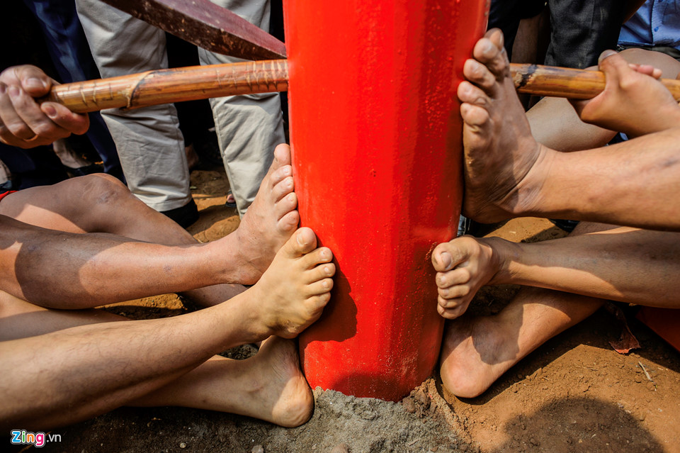 Trai tráng Hà thành ở trần ngồi thi kéo co